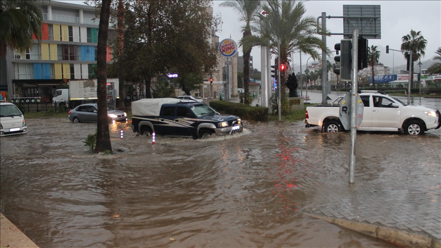 Antalya'da sağanak, dolu ve kar etkili oldu!