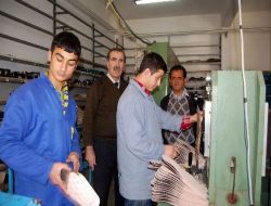 Belediye İşçilerinin Ayakkabılarını Çıraklar Yapıyor