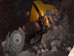 Cizre'de Tır Köprüden Uçtu: 3 Yaralı