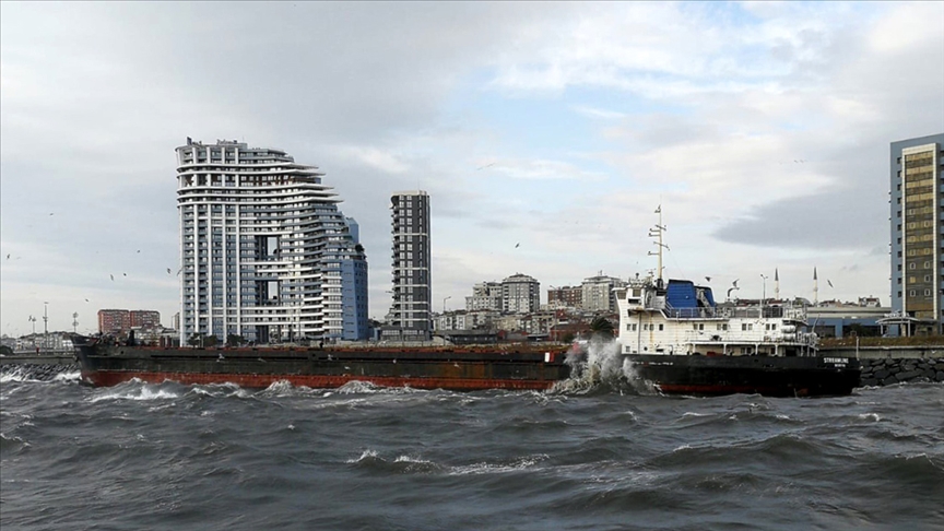 Zeytinburnu Sahili'nde kargo gemisi karaya oturdu!