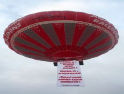 Başbakan'a Hakarete Balonlu Tepki