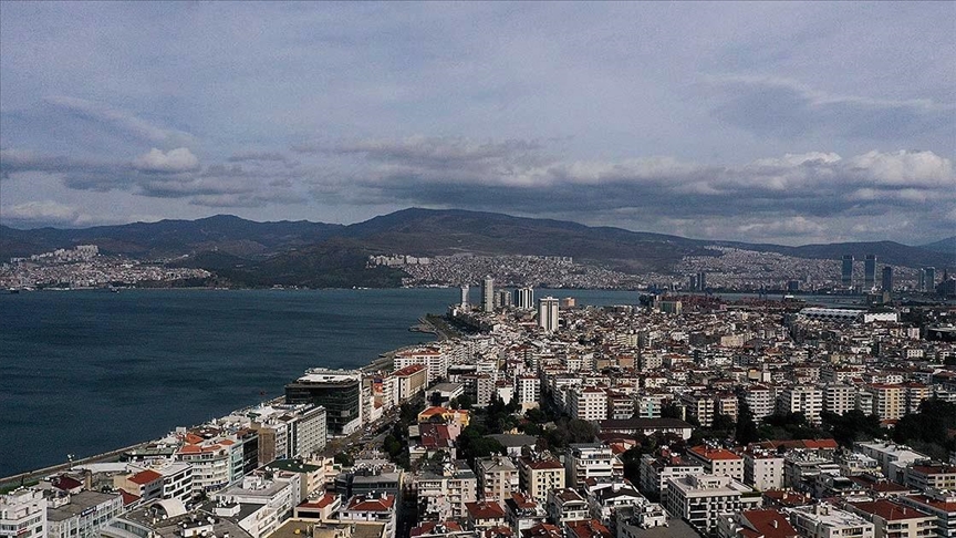 İzmir'de art arda depremler / Beşik gibi sallanıyor..