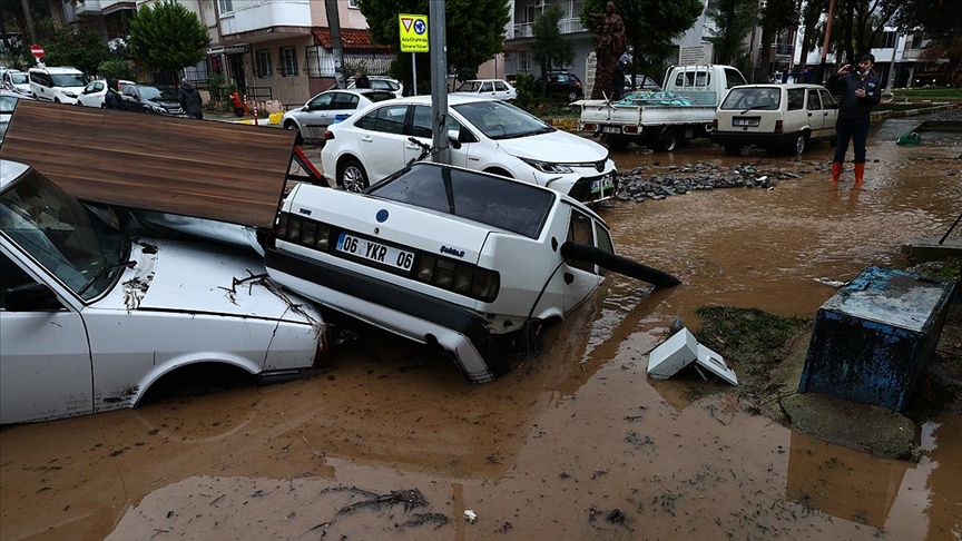 İzmir'de şiddetli yağışın yol açtığı zarar büyüyor