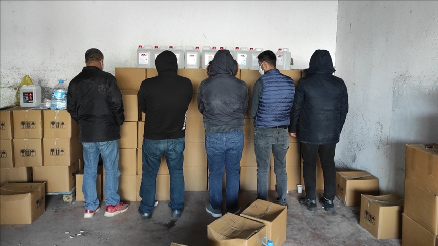 İstanbul'da düzenlenen operasyonda 9 ton sahte içki ele geçirildi