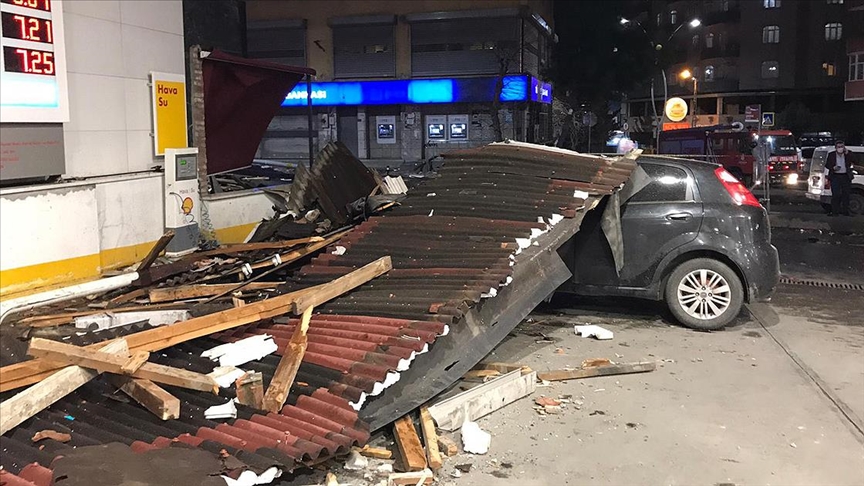İstanbul'da fırtına hayatı olumsuz etkiledi!