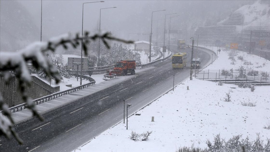Bolu Dağı'nda yoğun kar yağışı etkili oluyor