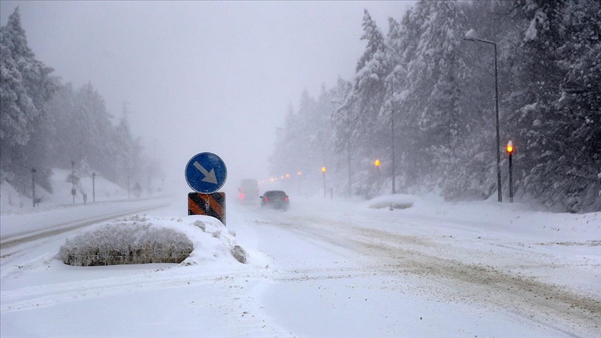 Bolu Dağı'nda yoğun kar yağışı etkili oluyor..
