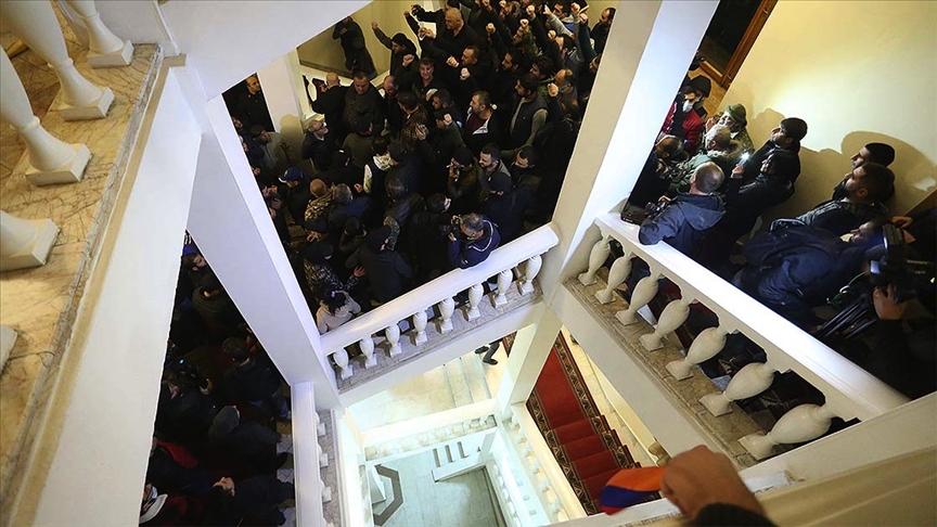 Ermenistan'da muhalifler hükümet binasını bastı!