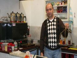 Milyarder Lotocu Çaycılık Mesleğine Geri Döndü
