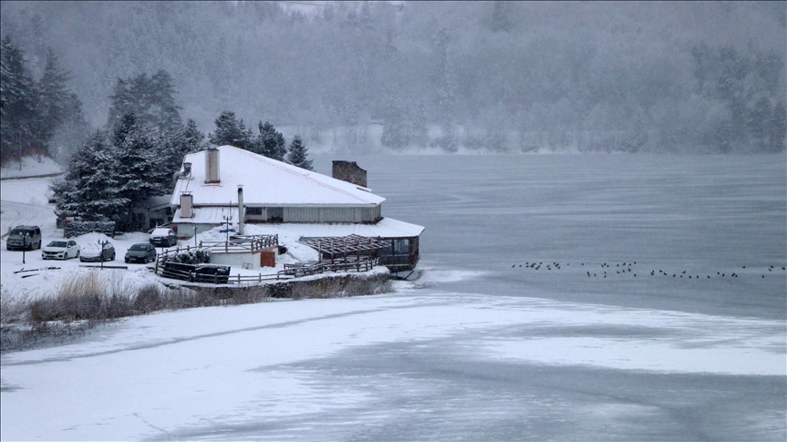 Abant'ta kar etkili oluyor..