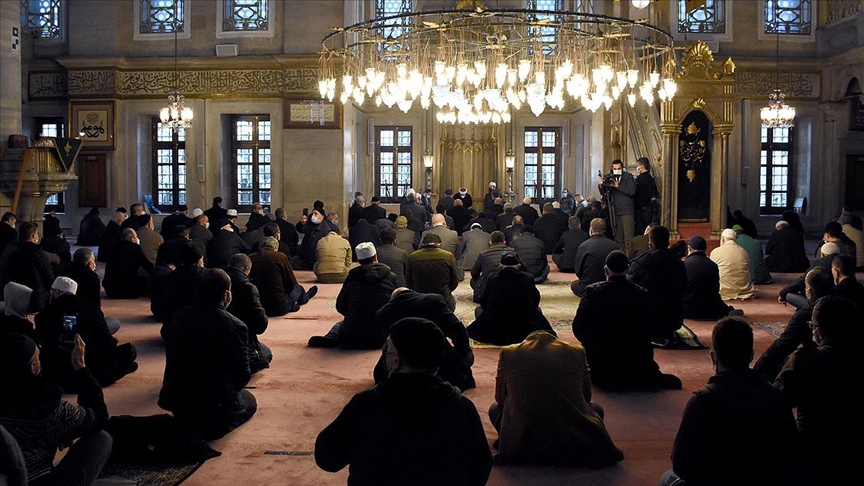 İstanbul'da Kovid-19 nedeniyle hayatını kaybedenler için mevlit okutuldu