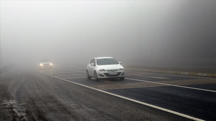 Bolu Dağı'nda kar yağışı ve sis nedeniyle görüş mesafesi 35 metreye kadar düşüyor