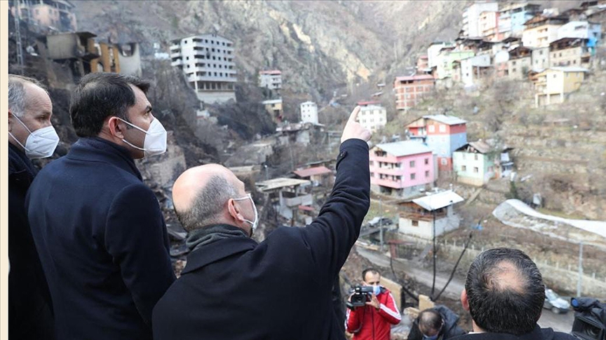 Soylu ve Kurum, çok sayıda evin yandığı Yusufeli ilçesi Dereiçi köyünde incelemelerde bulundu