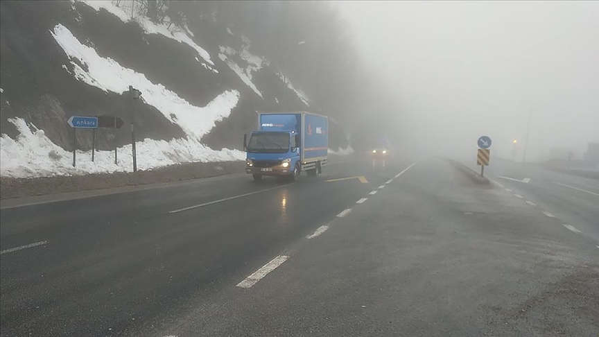 Bolu Dağı'nda sis ve yağmur etkili oluyor..