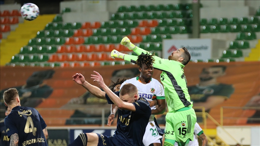 Fenerbahçe, Alanyaspor maçında kural hatası yapıldığı gerekçesiyle TFF'ye başvuracak