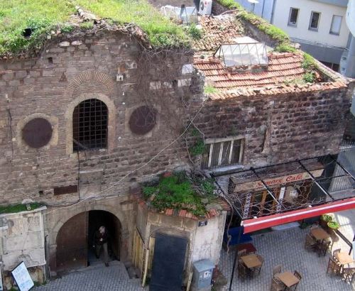 İzmir'in tarihi Kemeraltı çarşısında bulunan Çakaloğlu Hanı