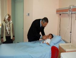 Rektör Canda, Dağda Kaybolduktan Sonra Bulunan 6 Çocuktan İkisini Sünnet Ettirdi