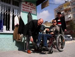 Muhtar, Gelen Elbise, Ev Eşyası Ve Gıda Maddelerini Muhtaç Ailelere Dağıtıyor