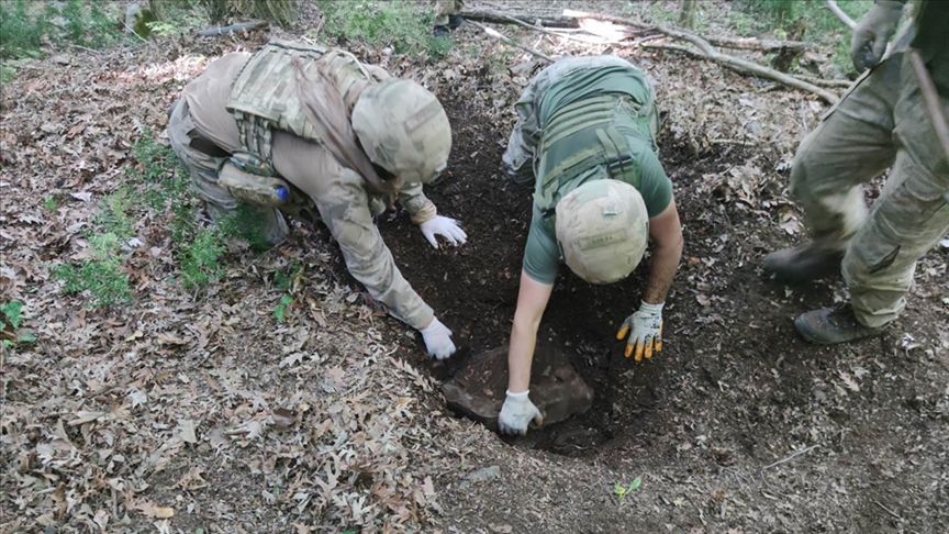 Eren-8 Amanoslar Operasyonu'nda iki yer altı deposunda çok sayıda silah ve mühimmat ele geçirildi