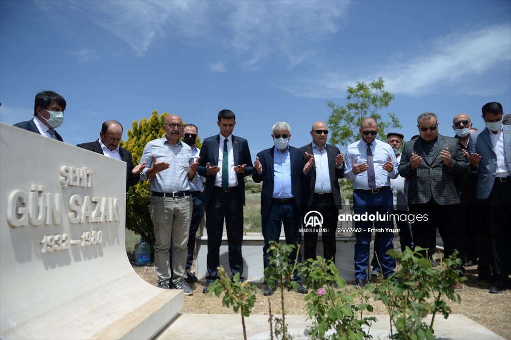 Eski Gümrük ve Tekel Bakanı Gün Sazak, kabri başında anıldı!