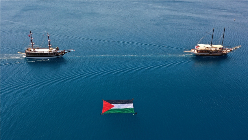 Antalya'da 'Özgür Mescid-i Aksa, Mavi Marmara' etkinliğinde teknelerle konvoy oluşturuldu