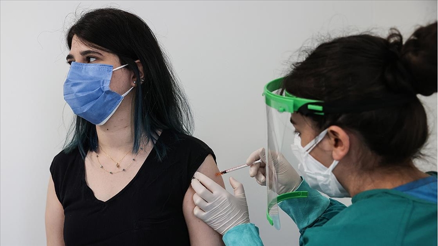 Tüm öğretmen ve eğitim çalışanları Kovid-19'a karşı aşılanıyor