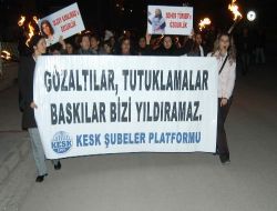 Kesk'e Bağlı Kadınlar Üyelerinin Tutuklanmasını Meşaleli Yürüyüşle Protesto Etti