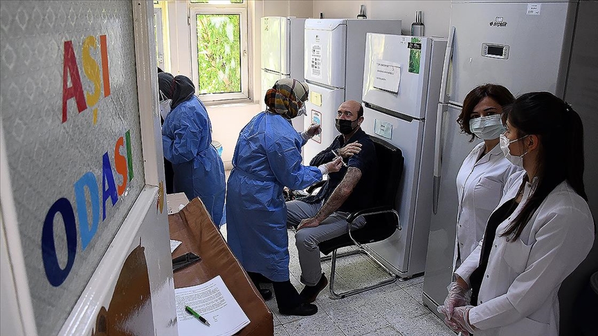 Türkiye'de bugün Kovid-19 aşısı için 750 bin randevu alındı!