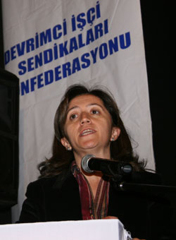 Dev Sağlık-İş 'özel istihdam büroları' yasasına karşı gece 03.00'da basın açıklaması yaptı