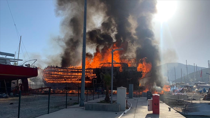 Marmaris'te çekek yerindeki 4 yat yandı!