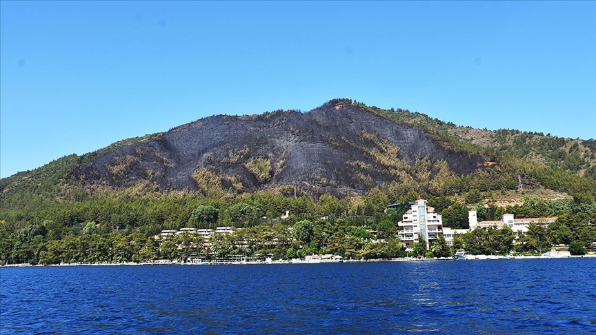 Marmaris'te yanan ormanlık alan denizden görüntülendi