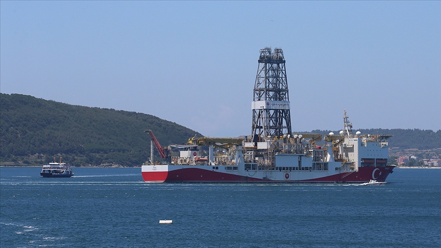 'Yavuz' sondaj gemisi Çanakkale Boğazı'ndan geçti