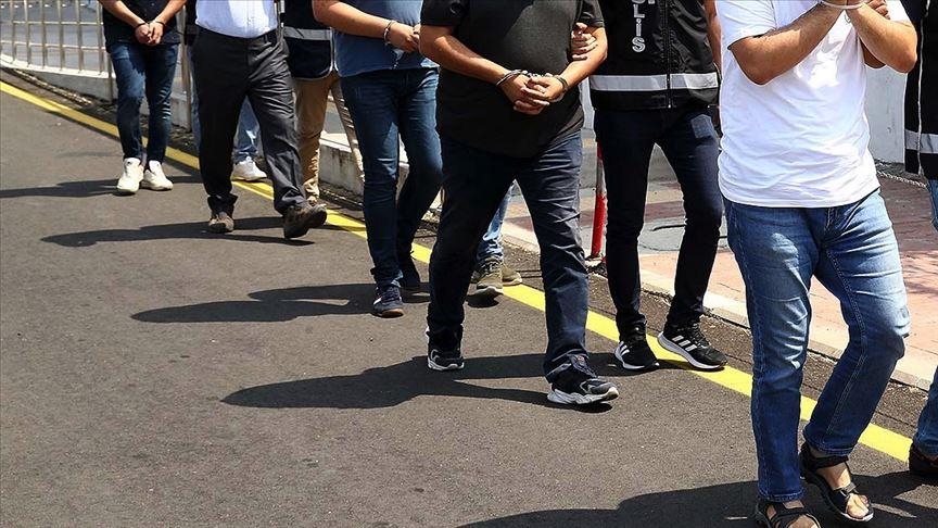İzmir'de FETÖ'nün hücre evlerine operasyonda 17 firari sanık ve şüpheli yakalandı
