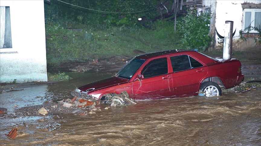 Düzce'de derenin taşması nedeniyle yol çöktü!