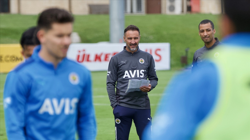 Fenerbahçe Teknik Direktörü Pereira'dan futbolcularına uyarılar: Futbol kariyerinizin kıymetini bilin