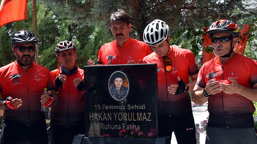 15 Temmuz şehitlerinin mezarlarından aldıkları toprakları Ömer Halisdemir'in kabrine götürüyorlar