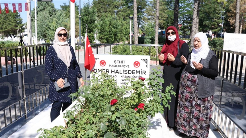 Şehit Ömer Halisdemir'in kabrine ziyaretçi akını sürüyor