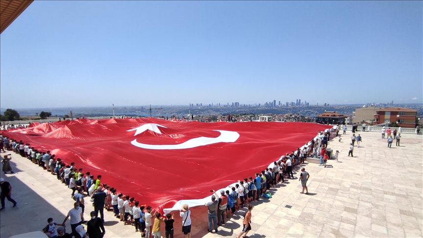 Büyük Çamlıca Camisi'nde 2 bin 71 metrekarelik Türk bayrağı açıldı