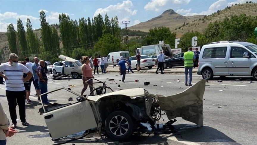 Ankara'da zincirleme trafik kazası: 1 ölü, 10 yaralı