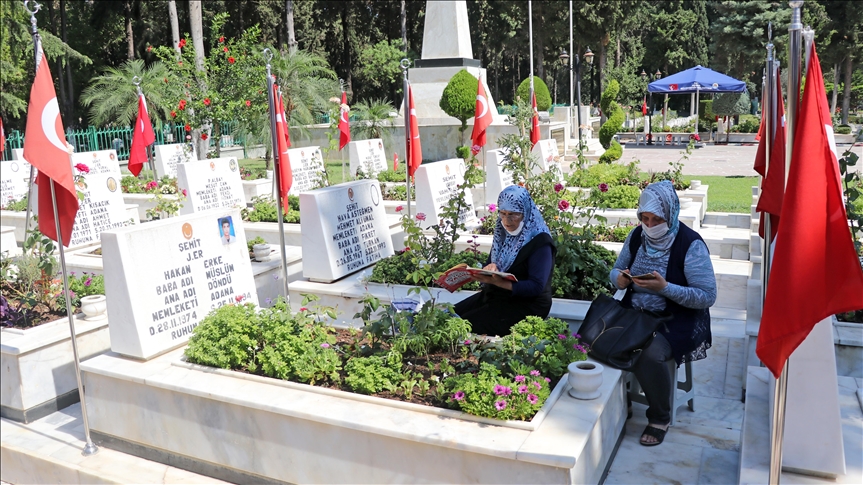 'Şehitliklerde Hüzünlü Bayramlaşma'