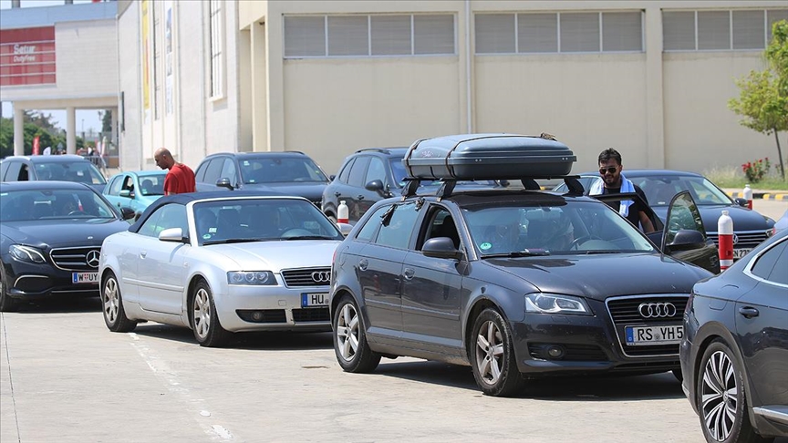 Kapıkule'den giriş yapan gurbetçiler bayramı aileleriyle geçirecek olmanın sevincini yaşıyor