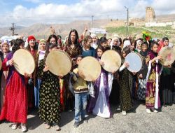 Kadınların Yürüyüşüne Katılan Bdp Milletvekili Halay Çekti