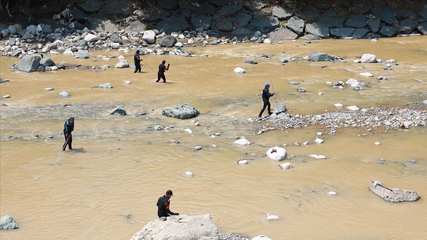 Rize'deki sel ve heyelanın ardından kayıp arama ve hasar tespit çalışmaları sürüyor