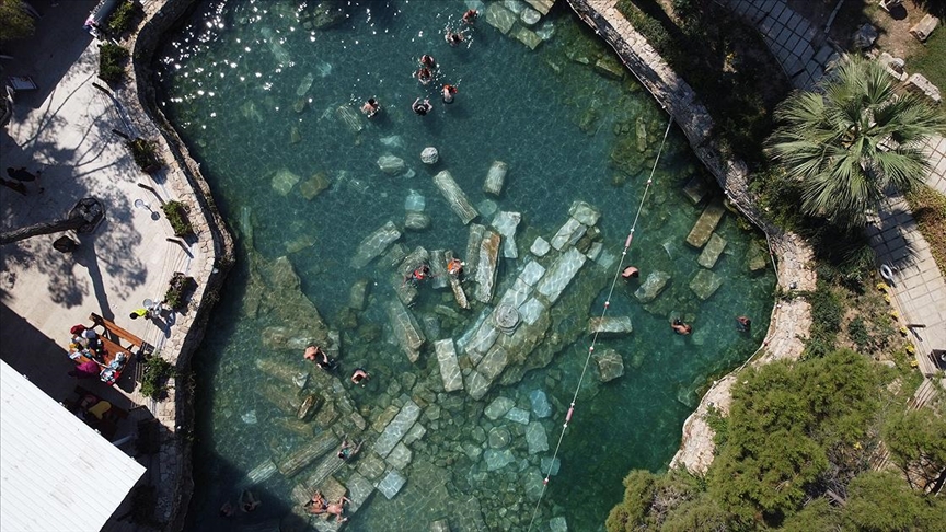 Pamukkale'de 36 derecelik sıcaklığa sahip antik havuz sıcak havada da ilgi görüyor