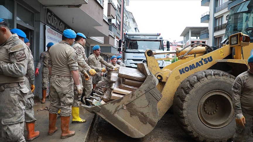 Arhavi'de hasar tespit ve temizlik çalışmaları devam ediyor