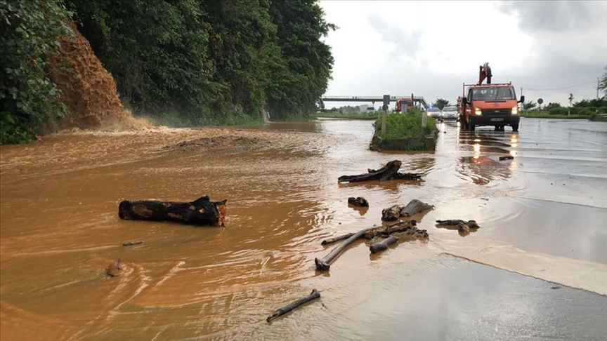 Rize'nin Pazar ilçesinde sağanak dolayısıyla dere taştı!