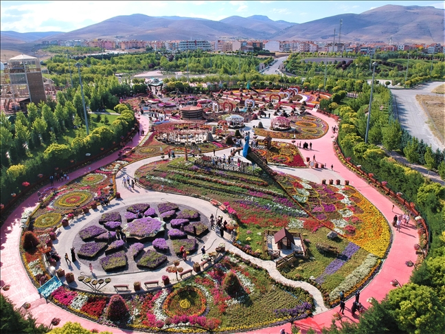 Kelebekler Vadisi'nin yeni bahçesi renklerin şölenine davet ediyor