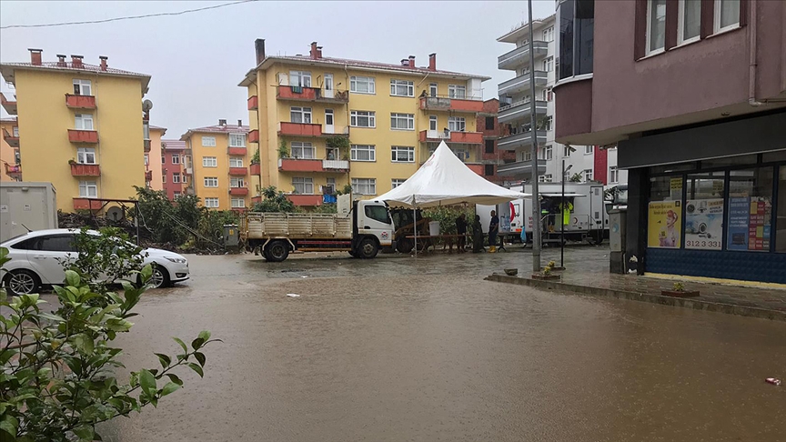Arhavi'de sağanağın ardından iki mahalleyi su bastı