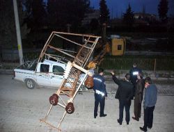Elektrik Direğini Söken Vinç Direkle Beraber Ekip Otosunun Üzerine Devrildi