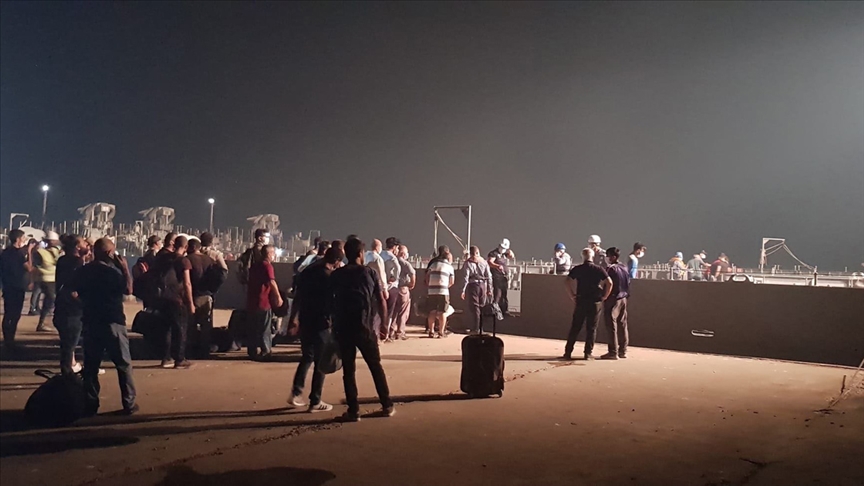 Milas'ta yangın bölgesindeki vatandaşlar Deniz Kuvvetleri Komutanlığı gemileriyle tahliye ediliyor